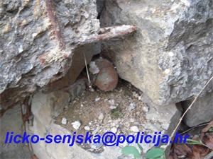 Slika FOTKE ZA VIJESTI/rucna bomba ispod mosta u Svici.jpg